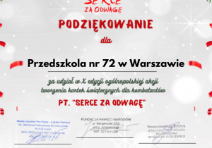 Certyfikat z bożonarodzeniową grafiką (gałązki świerku, czerwone kokardy i prezenty w rogach). Na środku czerwone serce z białym orłem i napisem „Serce za odwagę”. Poniżej tytuł „Podziękowanie dla Przedszkola nr 72 w Warszawie” za udział w X edycji ogólnopolskiej akcji tworzenia kartek świątecznych dla kombatantów pt. „Serce za odwagę”. Na dole znajdują się logotypy i pieczęcie organizatorów oraz podpisy. Data: Warszawa, 2025/2026 r.